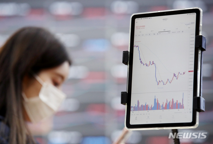 [서울=뉴시스] 김진아 기자 = 미국 7월 소비자물가지수(CPI) 상승률 둔화에 비트코인이 상승하고 있는 11일 서울 서초구 빗썸 고객지원센터 테블릿에 비트코인 시세가 표시되고 있다. 2022.08.11. bluesoda@newsis.com