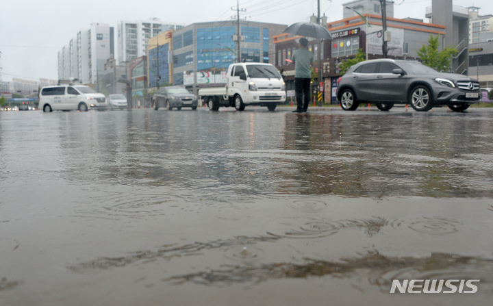[군산=뉴시스] 김얼 기자 = 전북 군산시 전역에 집중호우가 쏟아져 내린 11일 군산시 수송동 남북로 사거리가 빗물에 잠겨 있다. 2022.08.11. pmkeul@newsis.com