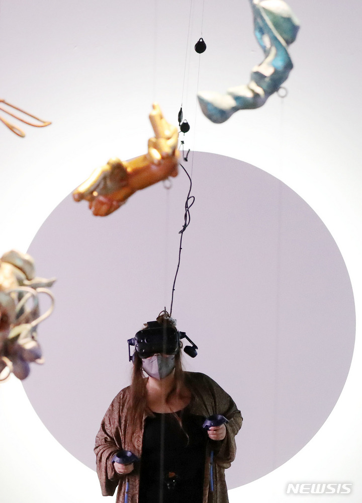 [서울=뉴시스] 추상철 기자 = 2022 아르코미술관 융복합 예술 페스티벌 '땅속 그물 이야기' 전시회 기자간담회가 열린 11일 오전 서울 종로구 아르코미술관에서 참여 작가 케이켄이 VR을 통한 시뮬레이션 시연을 하고 있다. 2022.08.11. scchoo@newsis.com