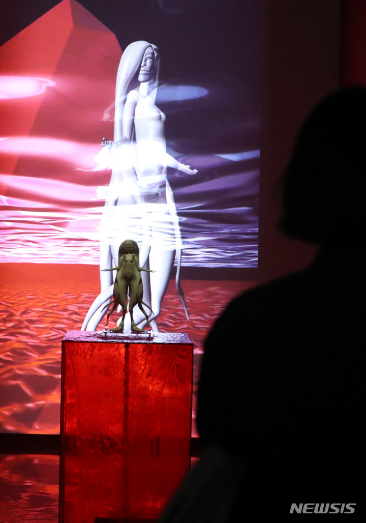 [서울=뉴시스] 추상철 기자 = 2022 아르코미술관 융복합 예술 페스티벌 '땅속 그물 이야기' 전시회 기자간담회가 열린 11일 오전 서울 종로구 아르코미술관에서 3D프린팅을 통한 조각작품이 전시돼 있다. 모레신 알라야리의 '미지의 것을 보는 그녀: 아이샤 콴디샤'. 2022.08.11. scchoo@newsis.com