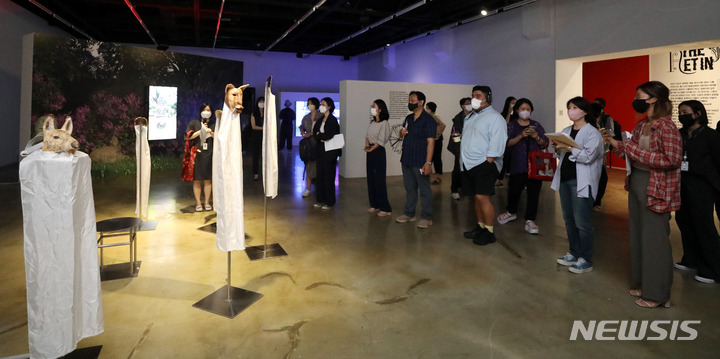[서울=뉴시스] 추상철 기자 = 2022 아르코미술관 융복합 예술 페스티벌 '땅속 그물 이야기' 전시회 기자간담회가 열린 11일 오전 서울 종로구 아르코미술관에서 참석자들이 전시 작품 설명을 듣고 있다. 2022.08.11. scchoo@newsis.com