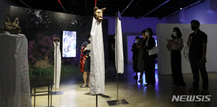 [서울=뉴시스] 추상철 기자 = 2022 아르코미술관 융복합 예술 페스티벌 '땅속 그물 이야기' 전시회 기자간담회가 열린 11일 오전 서울 종로구 아르코미술관에서 참석자들이 전시 작품 설명을 듣고 있다. 2022.08.11. scchoo@newsis.com