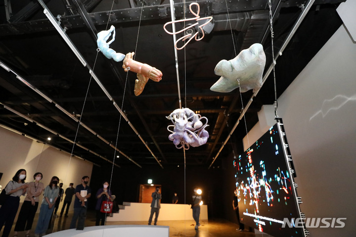 [서울=뉴시스] 추상철 기자 = 2022 아르코미술관 융복합 예술 페스티벌 '땅속 그물 이야기' 전시회 기자간담회가 열린 11일 오전 서울 종로구 아르코미술관에서 참석자들이 전시 작품 설명을 듣고 있다. 2022.08.11. scchoo@newsis.com