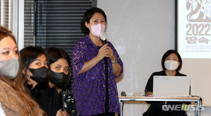 [서울=뉴시스] 추상철 기자 = 2022 아르코미술관 융복합 예술 페스티벌 '땅속 그물 이야기' 전시회 기자간담회가 열린 11일 오전 서울 종로구 아르코미술관에서 임근혜 아르코미술관장이 인사말을 하고 있다. 2022.08.11. scchoo@newsis.com