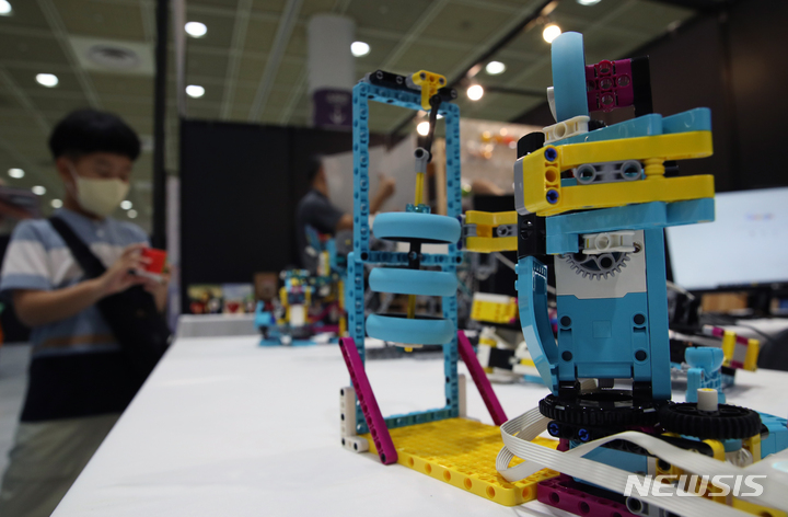 [서울=뉴시스] '2022 에듀플러스위크'를 찾은 어린이 등 시민들이 코딩로봇을 체험하고 있다. (사진=뉴시스 DB). photo@newsis.com
