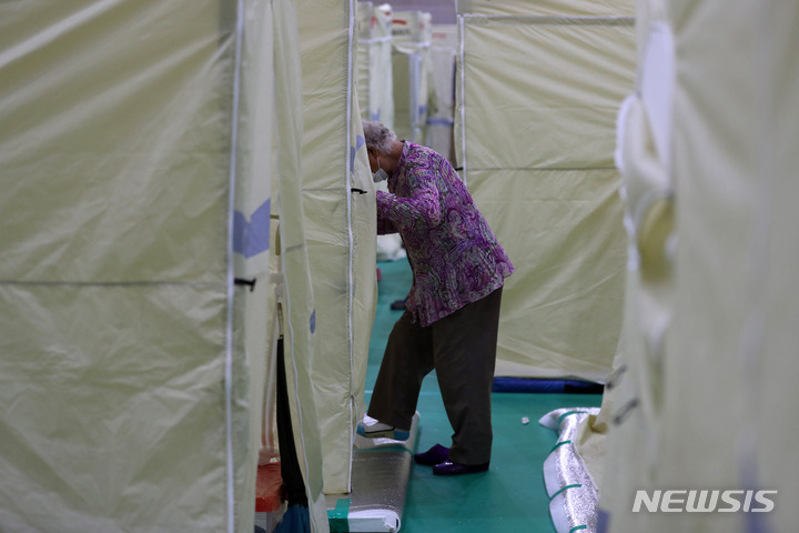 [서울=뉴시스] 백동현 기자 = 11일 오후 서울 강남구 구룡중학교에 마련된 폭우피해 이재민대피소에서 이재민이 구호텐트 안으로 들어가고 있다. 2022.08.11. livertrent@newsis.com
