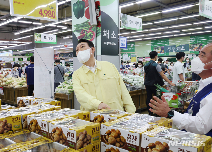 [서울=뉴시스] 전신 기자 = 윤석열 대통령이 11일 서울 서초구 양재동 농협 하나로마트 양재점에서 채소 물가 상황을 점검하고 있다. (대통령실통신사진기자단) 2022.08.11. photo1006@newsis.com