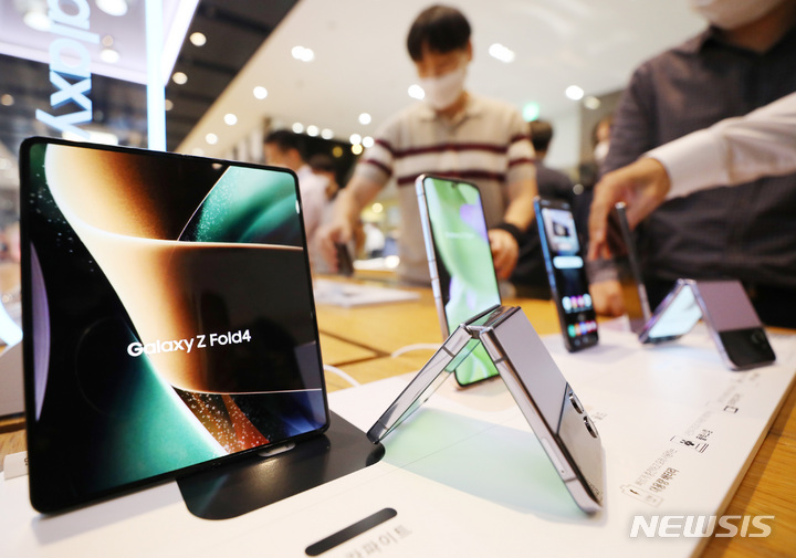 [서울=뉴시스] 김진아 기자 = 삼성전자는 26일 저녁 8시 서울 코엑스에서 '갤럭시 언팩' 행사를 열고 하반기 신제품들을 선보인다. 사진은 지난해 출시된 '갤럭시 Z 플립4'와 '갤럭시 Z 폴드4'. 2022.08.11. bluesoda@newsis.com