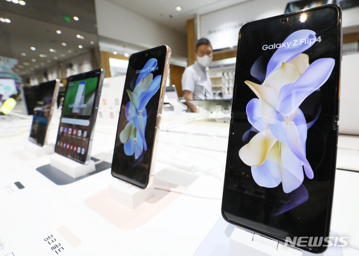 [서울=뉴시스] 김진아 기자 = 삼성전자가 ‘삼성 갤럭시 언팩 2022’에서 차세대 폴더블 스마트폰인 '갤럭시Z플립4'와 '갤럭시Z폴드4'를 공개했다. 11일 서울 서초구 삼성전자 딜라이트에 '갤럭시Z플립4'와 '갤럭시Z폴드4'가 전시돼 있다. 2022.08.11. bluesoda@newsis.com