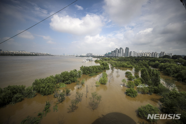 [서울=뉴시스] 정병혁 기자 = 집중호우로 인한 한강 수위 상승으로 지난 11일 오후 서울 서초구 반포한강공원이 침수돼 있다 2022.08.11. jhope@newsis.com