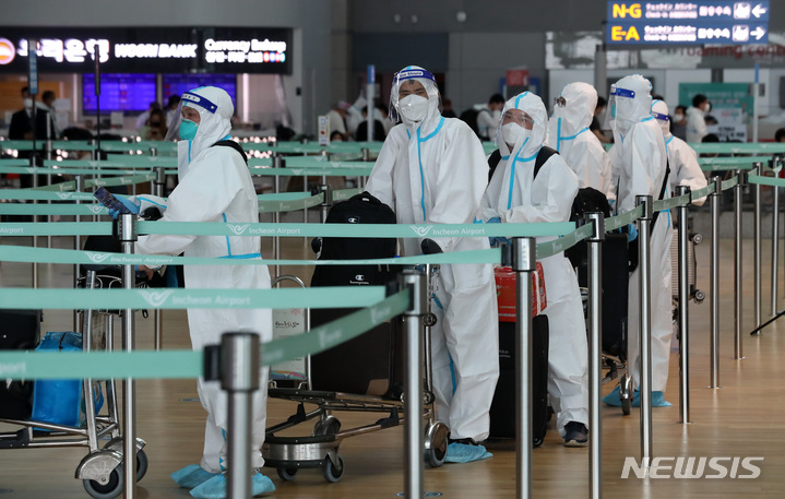 [인천공항=뉴시스] 이영환 기자 = 지난 11일 오후 인천국제공항 제1여객터미널에서 방역복을 입은 승객들이 탑승 수속을 하기 위해 대기하고 있다. 2022.08.11. 20hwan@newsis.com