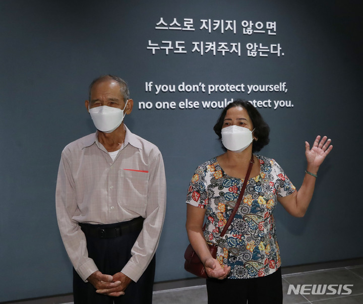 [서울=뉴시스] 조수정 기자 = 베트남 전쟁 당시 한국군에 의한 민간인 학살 피해로 가족을 잃은 응우옌 티 탄(오른쪽) 씨와 당시 남베트남 민병대 소속으로 학살 현장을 목격한 응우옌 득쩌이 씨가 지난해 8월11일 서울 용산구 전쟁기념관 해외파병실에서 베트남전 관련 전시를 본 뒤 발언하고 있다. 이들은 지난 9일 열린 대한민국 정부를 상대로한 국가배상소송 재판에서 원고로 출석해 한국군의 학살을 증언했다. 2022.08.11. chocrystal@newsis.com