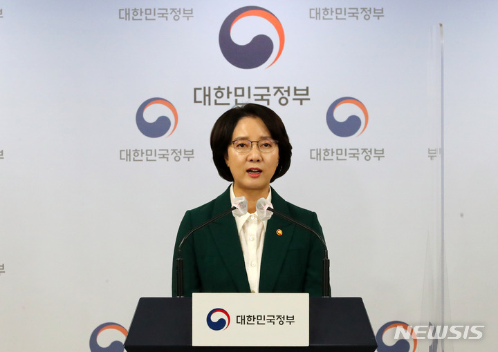 [서울=뉴시스] 배훈식 기자 = 이영 중소벤처기업부 장관이 11일 오후 서울 종로구 정부서울청사 브리핑실에서 납품대금 연동제 시범운영 방안 및 특별약정서 최종논의 결과 발표를 하고 있다. 2022.08.11. dahora83@newsis.com