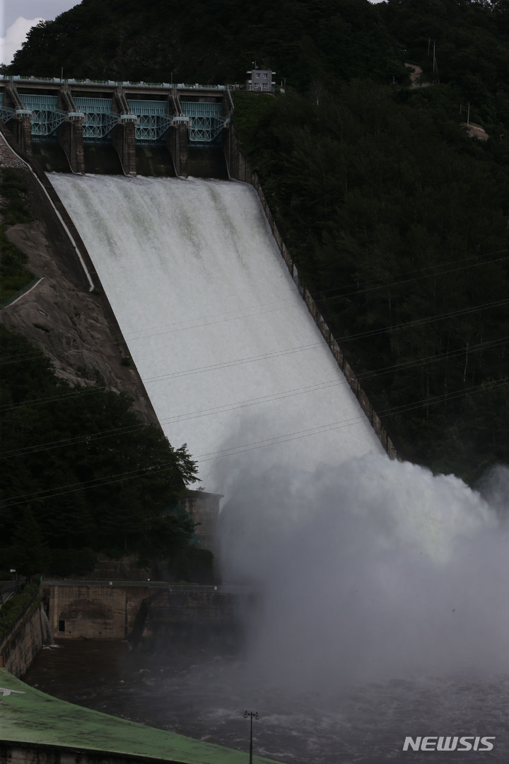 [춘천=뉴시스] 김경목 기자 = 11일 오후 강원 춘천시 한국수자원공사 소양강댐지사가 관리하는 소양강댐에서 2년 만에 수문을 열고 한강으로 초당 435.73ｔ의 물을 방류하고 있다. 2022.08.11. photo31@newsis.com