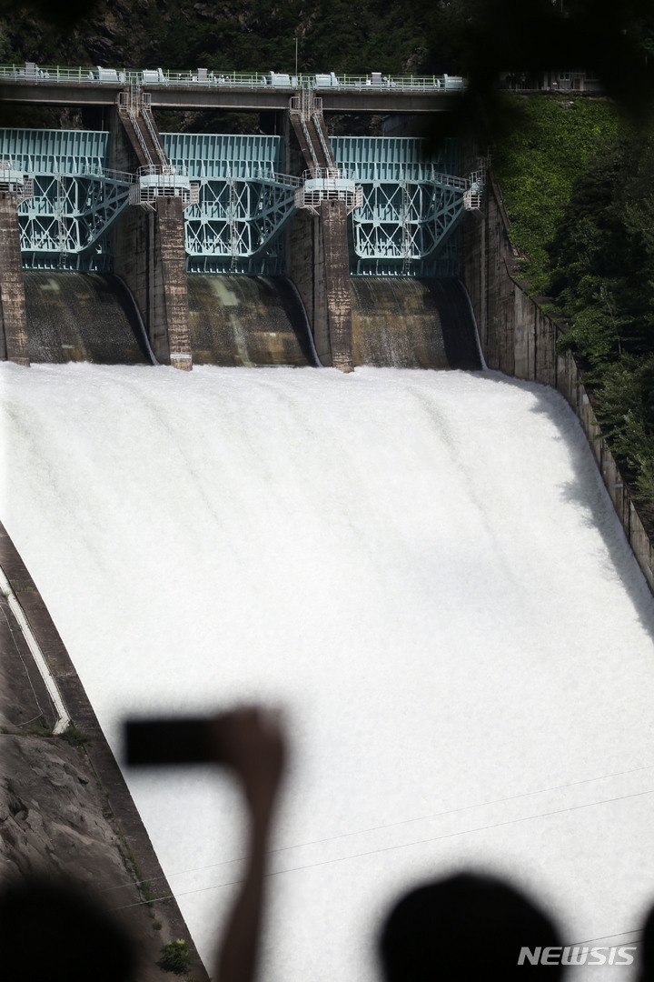[춘천=뉴시스] 김경목 기자 = 11일 오후 강원 춘천시 한국수자원공사 소양강댐지사가 관리하는 소양강댐이 2년 만에 수문 5개를 전부 열고 초당 435.73ｔ의 물이 한강으로 방류되고 있다. 2022.08.11. photo31@newsis.com