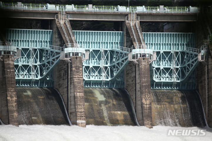 [춘천=뉴시스] 김경목 기자 = 11일 오후 강원 춘천시 한국수자원공사 소양강댐지사가 관리하는 소양강댐이 2년 만에 수문 5개를 전부 열고 초당 435.73ｔ의 물을 한강으로 방류하고 있다. 2022.08.11. photo31@newsis.com
