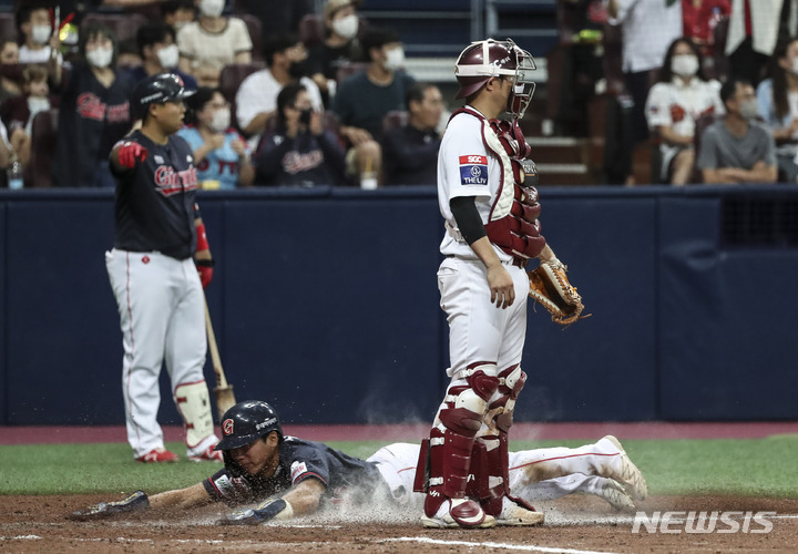 [서울=뉴시스] 김근수기자 = 11일 서울 고척스카이돔에서 열린 2022 KBO리그 롯데 자이언츠 대 키움 히어로즈 경기, 롯데 공격 8회초 롯데 자이언츠 9번 타자 장두성이 홈으로 들어오고 있다. 2022.08.11. ks@newsis.com