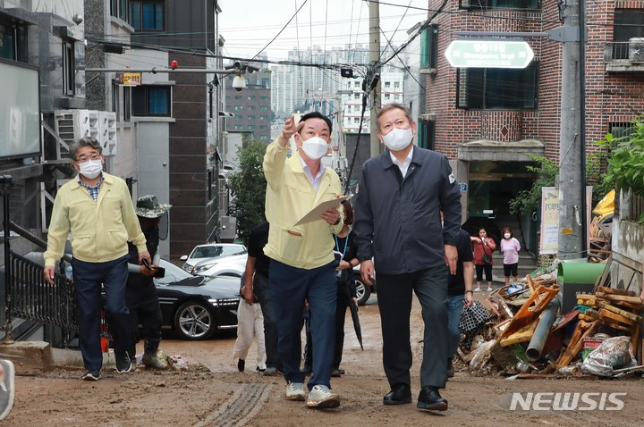 [서울=뉴시스] 권창회 기자 = 이상민 행정안전부 장관이 11일 오후 서울 관악구 청룡산 자락 풍수해 피해 지역을 방문해 산사태가 발생한 지역을 둘러보고 있다. (사진=행정안전부 제공) 2022.08.11. photo@newsis.com *재판매 및 DB 금지