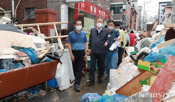 [서울=뉴시스] 이상민 행정안전부 장관이 지난 11일 오후 서울 관악구 관악신사시장을 방문해 집중호우로 인한 이재민 위로 및 애로사항을  청취 하고 있다. 2022.08.11. photo@newsis.com *재판매 및 DB 금지