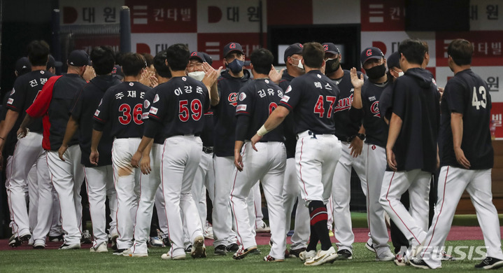 [서울=뉴시스] 김근수기자 = 11일 서울 고척스카이돔에서 열린 2022 KBO리그 롯데 자이언츠 대 키움 히어로즈 경기, 3대 0으로 승리한 롯데 자이언츠 선수들이 기쁨을 나누고 있다. 2022.08.11. ks@newsis.com