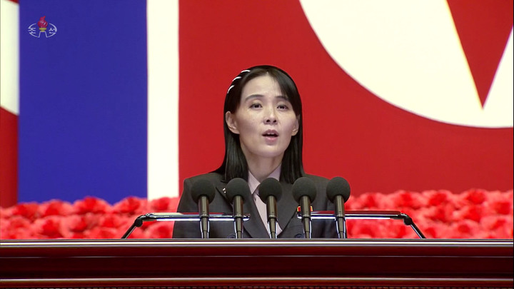 [서울=뉴시스] 김정은 북한 국무위원장이 지난 10일 평양에서 열린 전국비상방역총화회의를 주재하며 코로나19 사태 종식을 선언했다고 조선중앙TV가 보도했다. 김 위원장의 여동생인 김여정 노동당 부부장은 토론자로 나서 공개 연설을 통해 남측에 의해 코로나19가 북에 유입됐다고 주장하며 강력한 보복 대응을 검토하겠다고 위협했다.(사진 = 조선중앙TV 캡처) 2022.08.11. photo@newsis.com *재판매 및 DB 금지