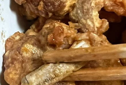 치킨에서 나온 담배꽁초(사진=인터넷 커뮤니티 캡처) *재판매 및 DB 금지