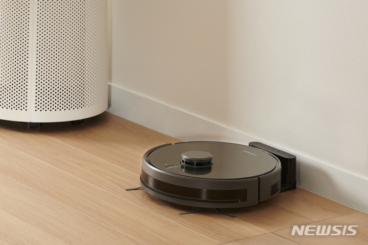 [서울=뉴시스] 쿠쿠홈시스 로봇청소기 '파워클론 R'. (사진=쿠쿠홈시스 제공) 2022.08.12. photo@newsis.com