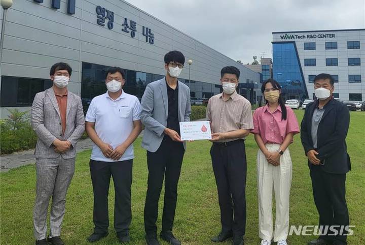[전주=뉴시스]윤난슬 기자 = 바나텍과 전북혈액원이 생명나눔 협약 체결 후 단체 사진을 찍고 있는 모습.(사진=전북혈액원 제공) 