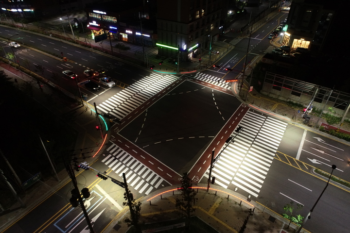 [진주=뉴시스]진주시, 은하수초 앞에 LED 바닥형 보행신호등 설치. *재판매 및 DB 금지