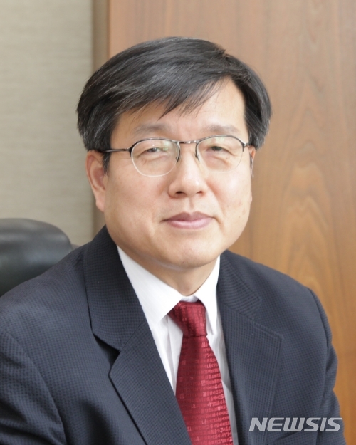 [서울=뉴시스]송진원 고대의대 미생물학교실 교수. (사진= 고려대의료원 제공) 2022.08.12