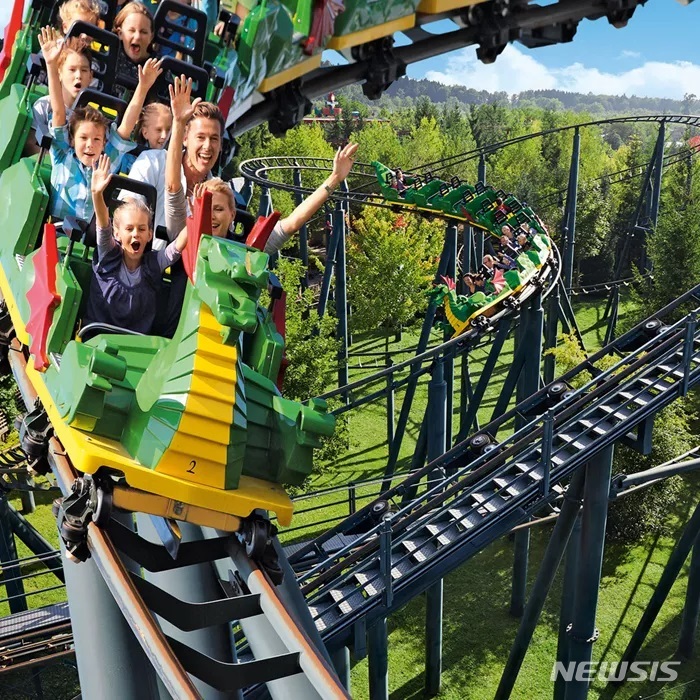 [서울=뉴시스] 독일 귄츠부르크 레고랜드의 드래곤 파이어 롤러코스터. (사진=레고랜드 웹사이트 캡처) 2022.08.12.