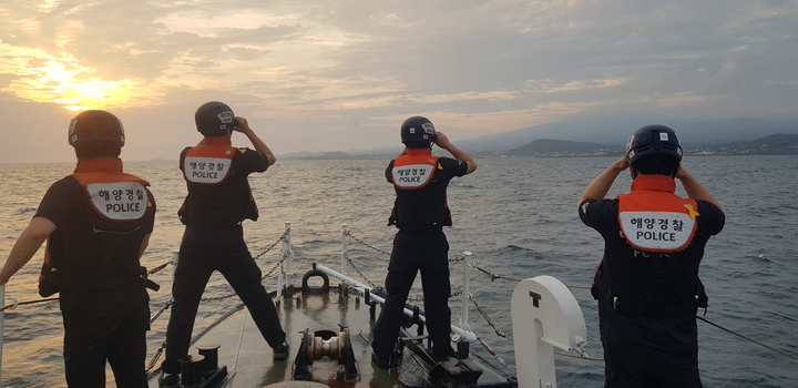 [제주=뉴시스] 오영재 기자 = 해경이 11일 오후 제주 애월읍 한담해변 인근 연안에서 물놀이를 하다 바다에 빠진 관광객을 수색하고 있다. (사진=제주해양경찰서 제공) 2022.08.12. photo@newsis.com *재판매 및 DB 금지