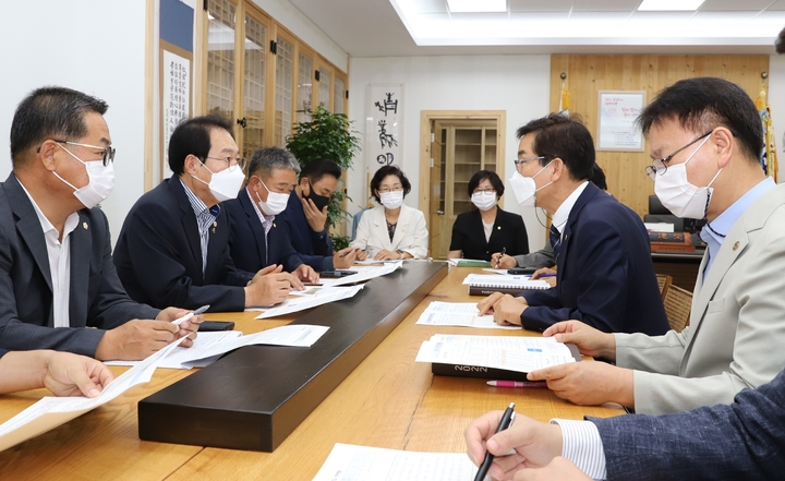 [괴산=뉴시스] 강신욱 기자 = 송인헌(왼쪽 두 번째) 충북 괴산군수와 괴산군의회의원들이 12일 충북도교육청을 방문해 윤건영(오른쪽 두 번째) 교육감에게 괴산고 입학정원 확대를 건의하고 있다. photo@newsis.com *재판매 및 DB 금지