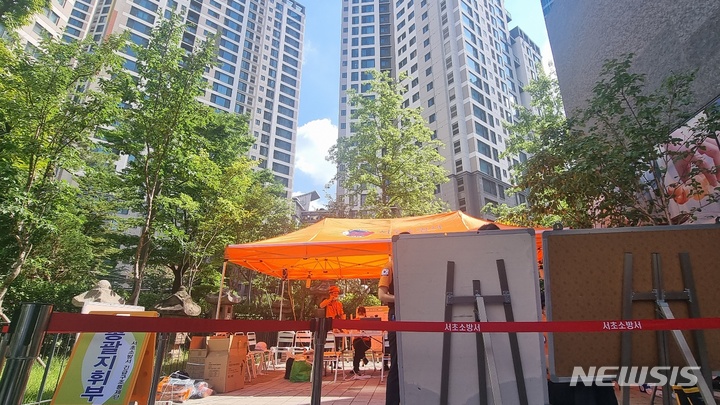 [서울=뉴시스] 신재현 기자=12일 서울 서초구 릿타워 실종자 수색 현장. 2022.08.12 photo@newsis.com