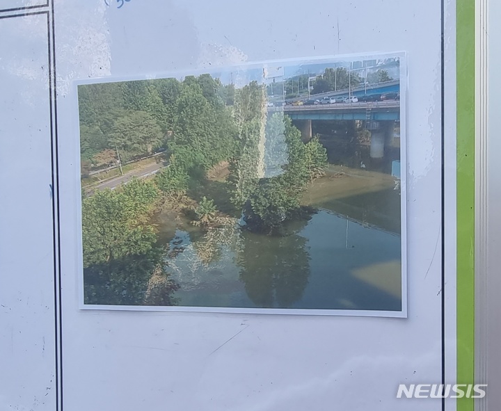 [서울=뉴시스] 신재현 기자=12일 서초소방서에 따르면 50대 여성 실종자 A씨는 전날 오후 10시27분께 동작역 출구 인근 반포천 동작교 상류 100m 나무숲에서 숨진 채 발견됐다. A씨 발견 장소. 2022.08.12. photo@newsis.com