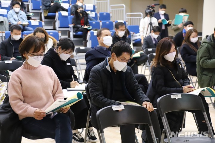 [성남=뉴시스]경기 성남시가 2차 전통시장 및 골목상권 지원에 대한 사업 설명회를 열었다.