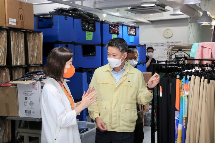 [서울=뉴시스] 김학도 중소벤처기업진흥공단(중진공) 이사장(오른쪽)이 호우 피해 중소기업을 방문해 애로사항을 청취 중이다. (사진=중진공 제공) 2022.08.12. photo@newsis.com *재판매 및 DB 금지