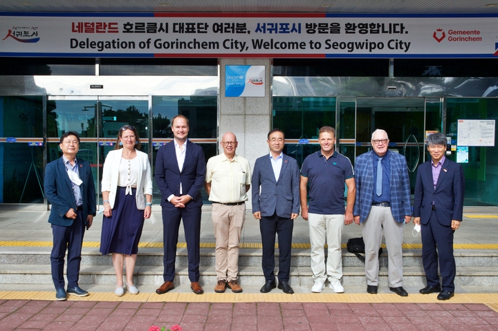 [제주=뉴시스] 네덜란드 호린험시 대표단이 청소년 교류 사업 재추진 협의를 위해 서귀포시를 지난 10일 방문한 가운데 이날 서귀포시청사 앞에서 호린험시 딕 반 잔텐 전 부시장(왼쪽 네번째부터)과 오임수 서귀포시 부시장, 하멜재단 예룬 반 로즈말렌 이사장 등을 비롯한 관계자들이 기념 촬영을 하고 있다. (사진=서귀포시 제공) 2022.08.12. photo@newsis.com *재판매 및 DB 금지