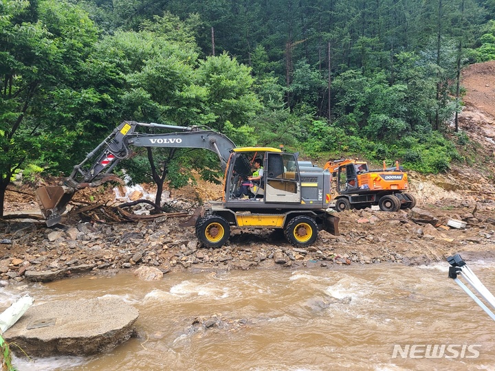 [광주(경기)=뉴시스]전문건설협회 광주시지회가 광주지역 수해복구 작업을 돕고 있다. 