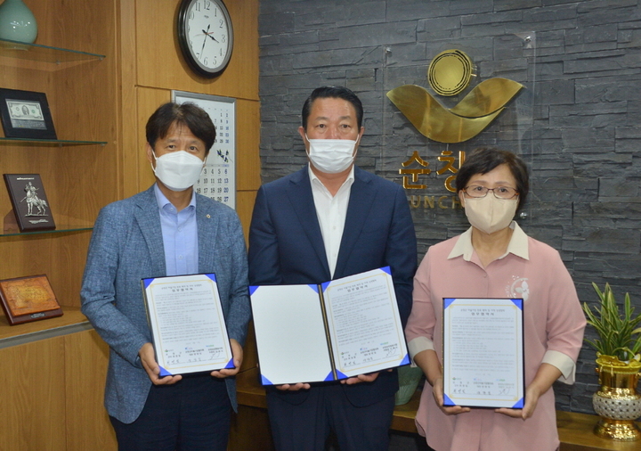 12일 순창군청에서 열린 순창군·순창군마을기업협의회·순창농협이 관내 마을기업의 생산품 및 지역 농특산물의 소비촉진과 판로확대를 위해 상생협약을 체결했다. (왼쪽부터) 선재식 순창농협조합장, 최영일 순창군수, 마을기업협의회 양양임 대표가 협약서에 서명한 뒤 기념사진을 찍고 있다. *재판매 및 DB 금지