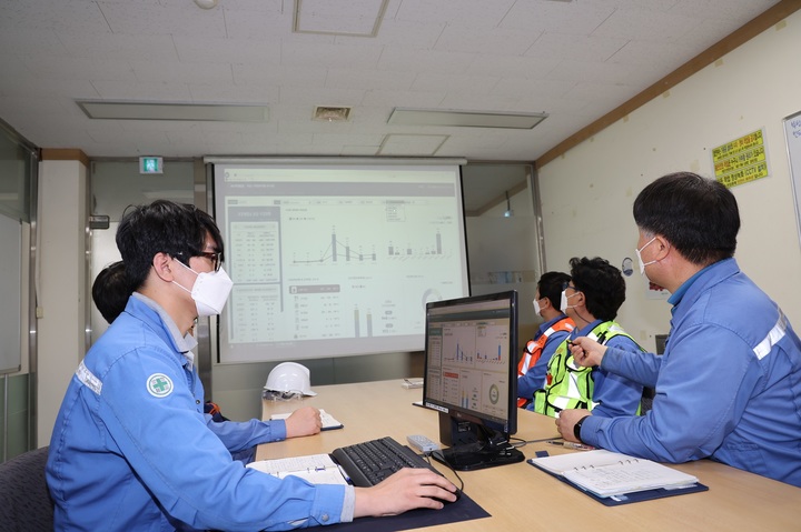 [서울=뉴시스] 포스코 직원들이 ‘작업현황 종합 모니터링 시스템’을 활용해 작업관리 회의를 진행하고 있다. (사진=포스코 제공) *재판매 및 DB 금지