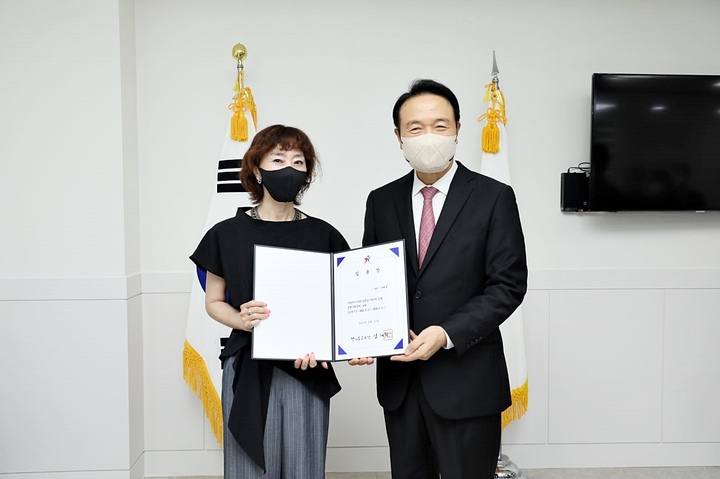 [수원=뉴시스] 12일 경기 수원시 조원동 경기도교육청 남부청사 교육감실에서 임태희 경기도교육감이 서혜정 신임 정책기획관에서 임용장을 수여하고 있다. (사진=경기도교육청 제공) 2022.08.12. photo@newsis.com *재판매 및 DB 금지