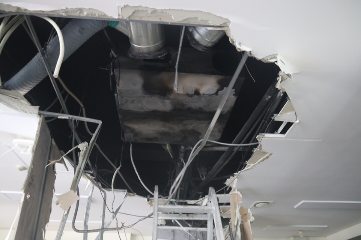 [안산=뉴시스] 안산 시립 관산도서관 불. (사진=경기도 소방재난본부 제공) 2022.08.12. photo@newsis.com *재판매 및 DB 금지