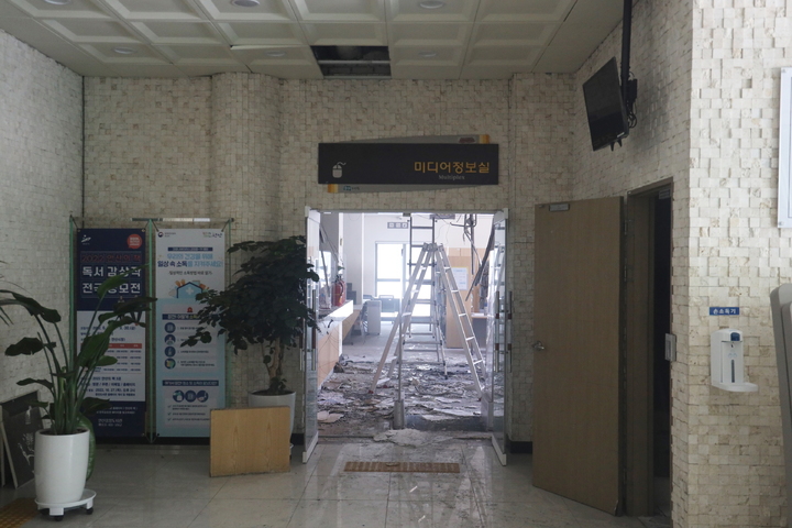 [안산=뉴시스] 안산 시립 관산도서관 불. (사진=경기도 소방재난본부 제공) 2022.08.12. photo@newsis.com *재판매 및 DB 금지