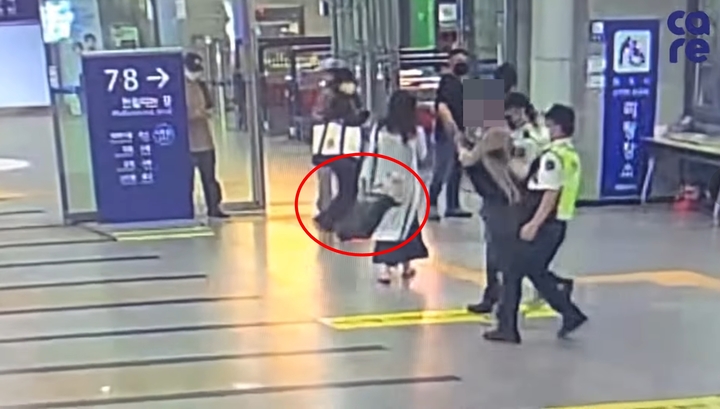 [평택=뉴시스] 동물권단체 '케어'가 공개한 영상 속에 한 남성이 강아지가 든 가방을 바닥에 던지는 장면이 담겨있다. (사진=동물권단체 '케어' 제공) 2022.08.12. photo@newsis.com *재판매 및 DB 금지