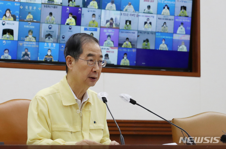 [서울=뉴시스] 김명원 기자 = 한덕수 국무총리가 12일 오전 서울 종로구 정부서울청사에서 열린 집중호우 대처상황 점검회의 및 코로나19 중앙재난안전대책본부(중대본) 회의를 주재하며 발언하고 있다.  2022.08.12. kmx1105@newsis.com