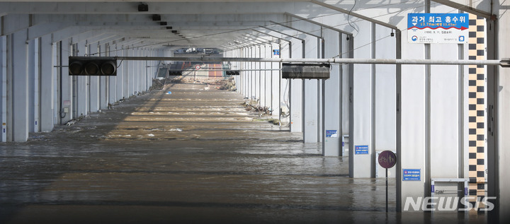 [서울=뉴시스] 지난해 8월 집중호우로 수위가 높아진 서울 잠수교. 2022.08.12. chocrystal@newsis.com