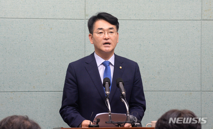 [전주=뉴시스] 김얼 기자 = 박용진 더불어민주당 당대표 후보가 12일 전북 전주시 전북도의회 기자회견장을 방문해 전당대회와 관련한 기자간담회를 갖고 질의에 답변하고 있다. 2022.08.12. pmkeul@newsis.com