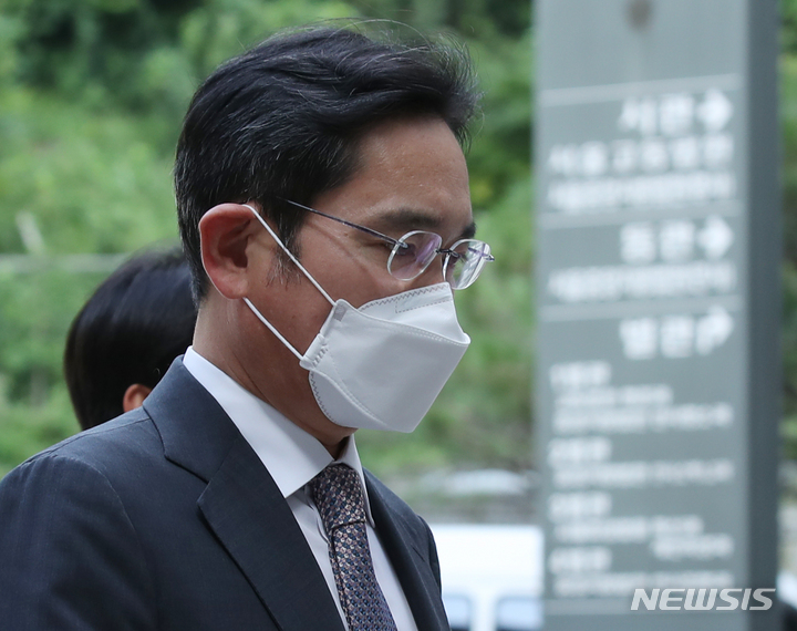 [서울=뉴시스] 조수정 기자 = 이재용 삼성전자 부회장이 12일 오전 서울 서초구 서울중앙지방법원에서 열린 회계부정, 부당합병 혐의 관련 1심 속행공판에 출석하고 있다. 2022.08.12. chocrystal@newsis.com