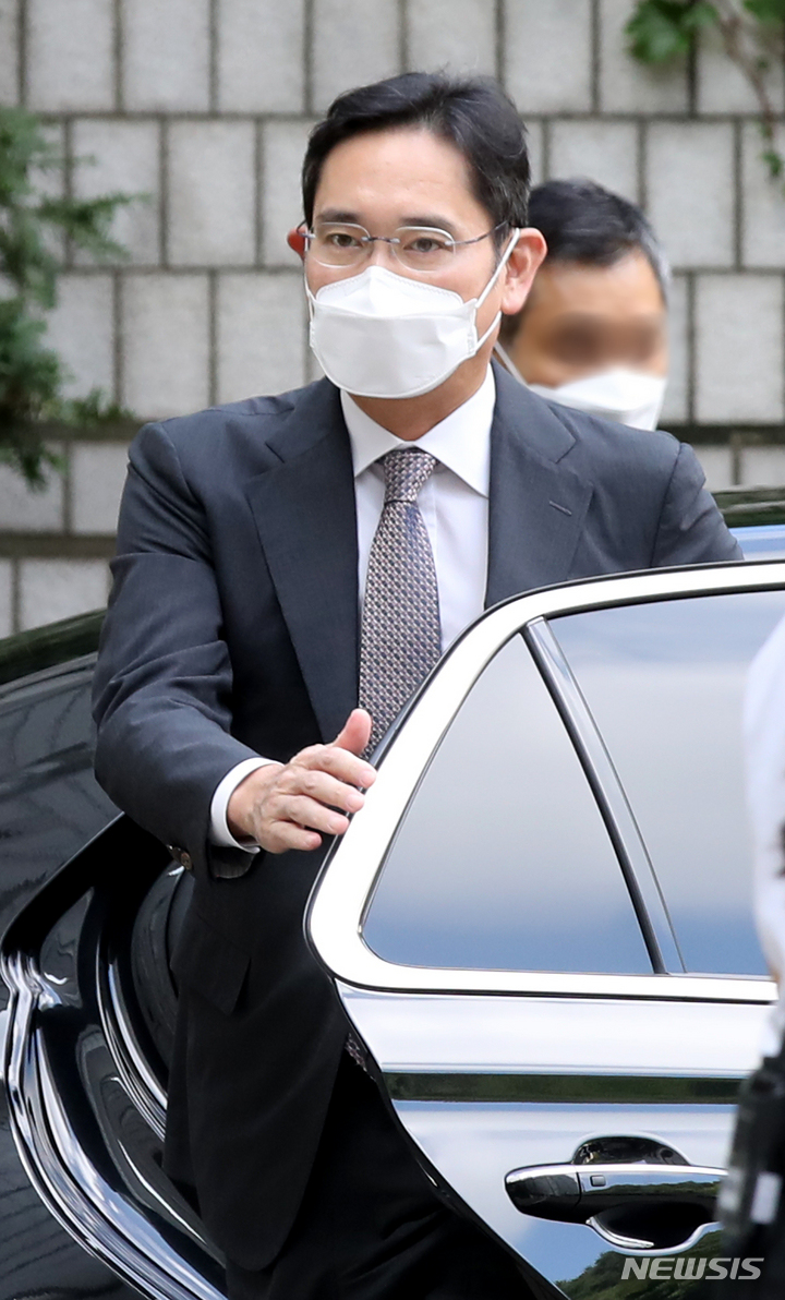 [서울=뉴시스] 조수정 기자 = 이재용 삼성전자 부회장이 12일 오전 서울 서초구 서울중앙지방법원에서 열린 회계부정, 부당합병 혐의 관련 1심 속행공판에 출석하고 있다. 2022.08.12. chocrystal@newsis.com